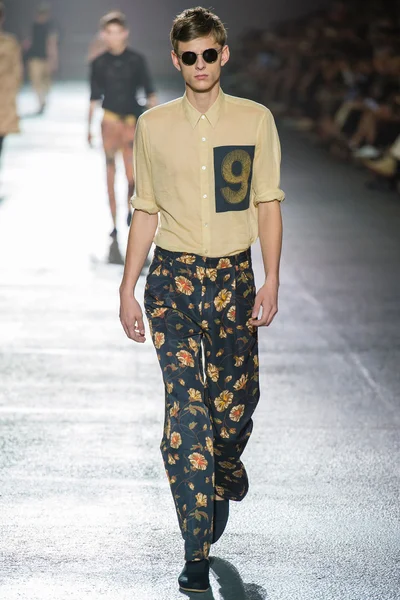 Look 32